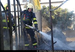 Požár střechy rodinného domu v Praze byl způsoben nedbalostí, hasiči zachránili exotické ptáky