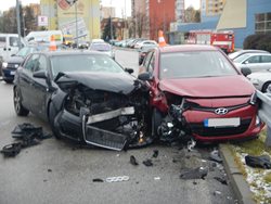 V Jindřichově Hradci hasiči po nehodě vyprošťovali zraněné osoby 