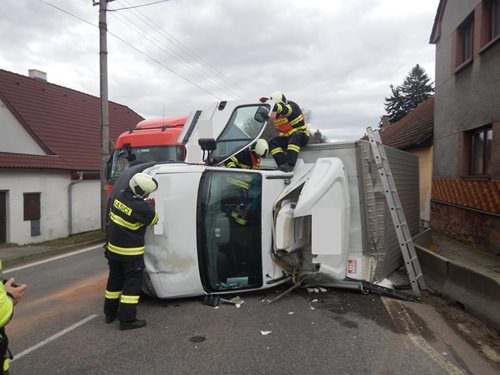 Šestihodinový zásah táborských hasičů u nehody v Chýnově