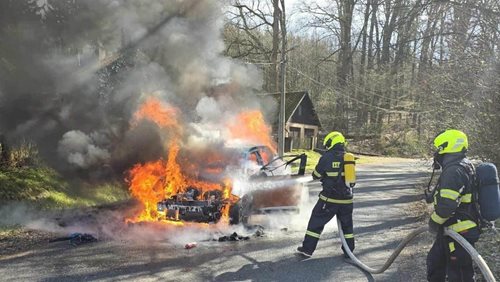 Požár auta způsobil vysoké škody