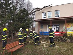 Kvůli silnému větru hasiči zasahovali u patnácti událostí
