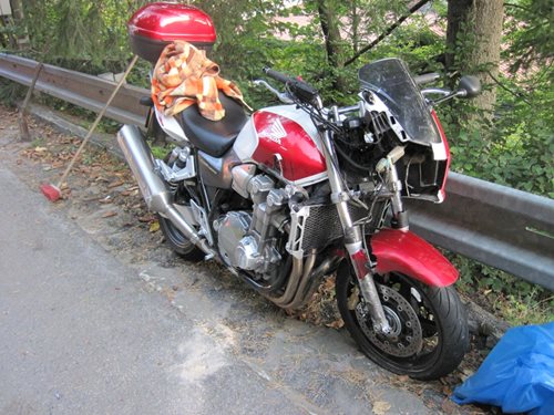  Motorkář po nehodě skončil v nemocnici