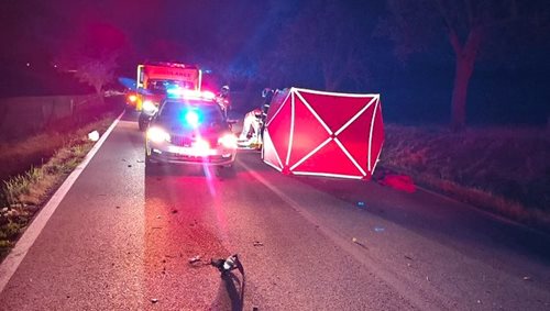 Noční nehoda motorkáře skončila tragicky. Záchranářům se jeho život zachránit nepodařilo