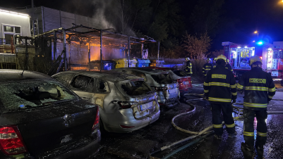 Výbuch plynových lahví poškodil šest aut. Noční požár zaměstnal hasiče u letiště