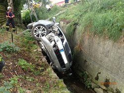 Moravskoslezští hasiči vytahovali auto spadlé do potoka