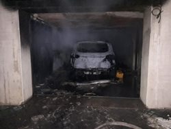 K požáru automobilu v podzemní garáži vyjelo osm jednotek