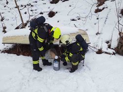 Hasiči zabezpečili ampule, které byly označeny jako KYANID