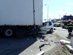 Při nehodě kamionu a osobního automobilu v Kroměříži byl zraněn řidič osobního vozu.