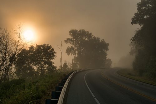 Podzimní jízda může být zrádná: Mlhy, listí i oslnění řidiče překvapí