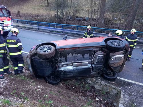 Ranní nehoda osobního auta skončila zraněním řidiče