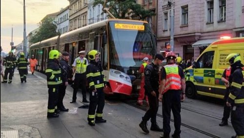 Dva chodci vběhli pod tramvaj. Jeden nadýchal téměř 1,8 promile alkoholu