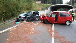 V Hlinsku se při nehodě těžce zranilo šest osob a jedna při nehodě zemřela