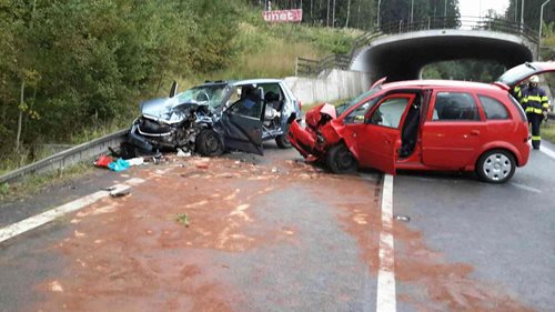 V Hlinsku se při nehodě těžce zranilo šest osob a jedna při nehodě zemřela