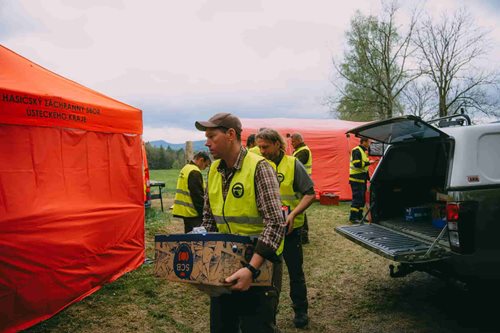 Nejen plameny a kouř. Takto funguje zázemí hasičů při požáru