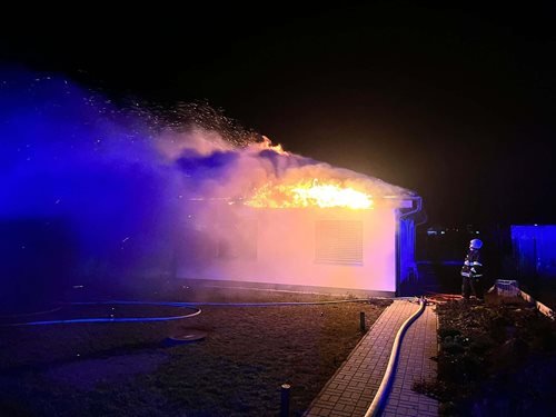 Vánoční stromek způsobil tragédii. Požár zachvátil celý dům