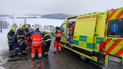Hasiči vyprostili zraněnou osobu po nehodě osobního vozidla