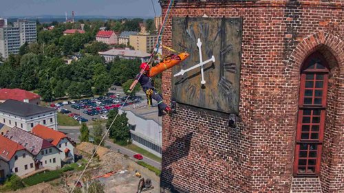 Padesát metrů nad zemí nacvičovali záchranu člověka. Hasiči-lezci využili věž kostela