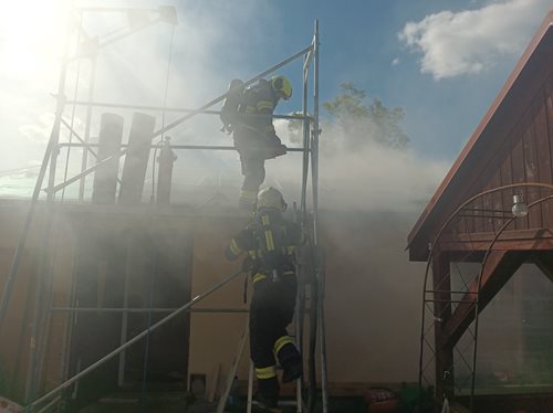 Hasiči likvidovali požár střechy garáže, uvnitř byly balíky sena