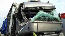V Jihomoravském kraji dnes  havarovaly kamiony. Nehody se neobešly bez zranění a omezení dopravy. 