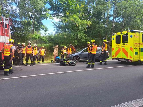 Střet auta a motocyklu zkomplikoval dopravu