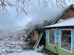 Nedbalost při svařování zavinila požár garáže a rodinného domu ve Vinarech