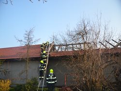 Druhý poplachový stupeň při požáru domu v obci Netřeba na Mělnicku