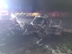 Po střetu dvou osobních aut začalo jedno vozidlo hořet