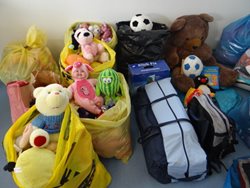 Profesionální hasiči v MS kraji sbírali šatstvo a hračky pro společnost Moment