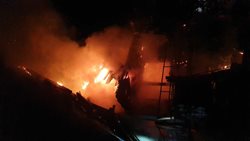 Požár chaty v celém rozsahu zdolaly čtyři jednotky hasičů