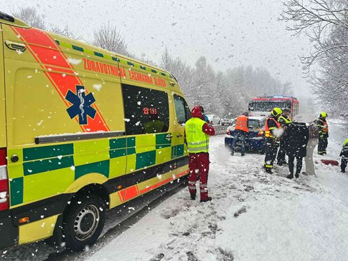 Dvaadvacet osob zraněno při středečních dopravních nehodách