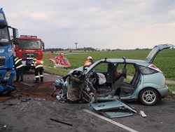 Vážná dopravní nehoda si vyžádala vyproštění zraněné osoby po střetu nákladního vozidla s osobním v Uničově.  