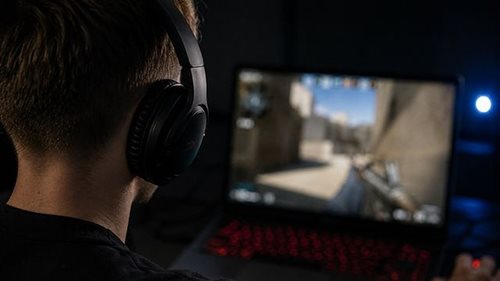 Dítě sedí doma, přesto nemusí být v bezpečí. Riziko se může skrývat přímo v online hře