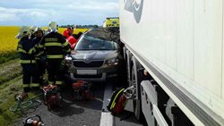 Tragicky dnes skončila nehoda dvou kamionů a osobního vozu u Janova