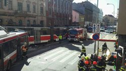 Při nehodě trolejbusu a tramvaje v Brně se zranily čtyři desítky cestujících