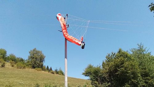 Paraglidista zůstal viset na elektrickém vedení. Hasiči ho zachránili z deseti metrů nad zemí