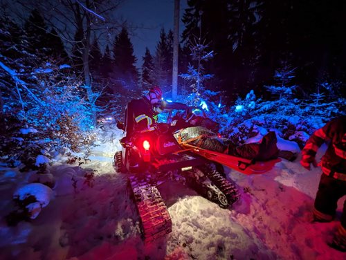 Záchrana dvou zraněných a podchlazených osob ze skalní věže