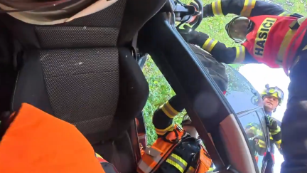 Auto skončilo na střeše. Hasiči vyprošťovali zaklíněného řidiče