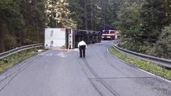 Nehoda kamionu mezi Špičákem a Hojsovou Stráží