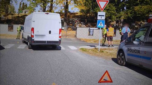 Dodávka srazila na přechodu tři chodce. Všichni skončili v nemocnici