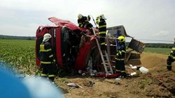 Řidič kamionu byl zaklíněn ve zcela zdemolované kabině
