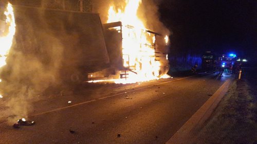 Tragická nehoda skončila požárem vozidel