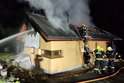 Čtyři jednotky hasičů likvidovaly požár rodinného domu v Dolních Tošanovicích
