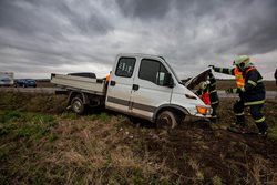 Auto skončilo po nehodě v příkopu 