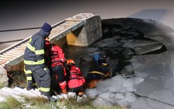 V rybníce v Horním Slavkově se utopil starší muž.Hasiči asistovali policii při vytažení utonulé osoby ze zamrzlé vodní nádrže  
