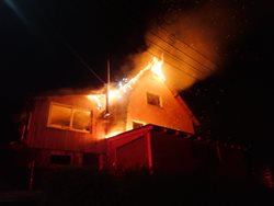 Požár střechy rodinného domu a požár autovraku, události, ke kterým byli o víkendu hasiči vysláni