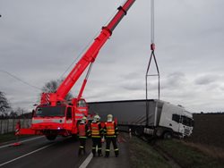 Hasiči vyprošťovali maďarský kamion z příkopu na okraji Bohumína