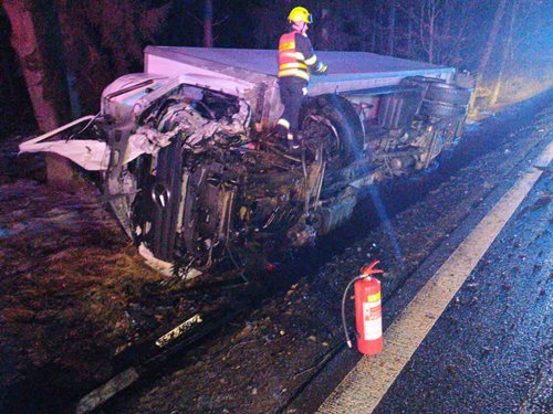 Noční střet osobního a nákladního vozu zaměstnal záchranné složky