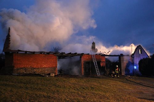 Rozsáhlý požár rodinného domku a přístaveb na Prostějovsku. VIDEO/FOTOGALERIE