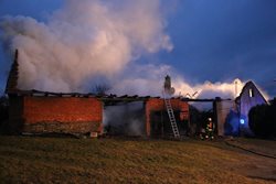 Rozsáhlý požár rodinného domku a přístaveb na Prostějovsku. VIDEO/FOTOGALERIE