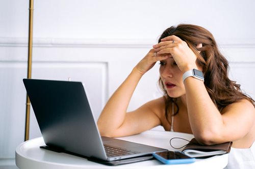 Chtěla vydělat na ropě. Podvod odhalila až při bizarním požadavku na 155 tisíc korun